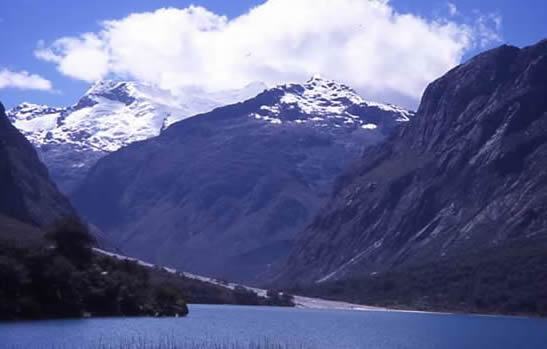 Laguna blu nella Cordillera Blanca.